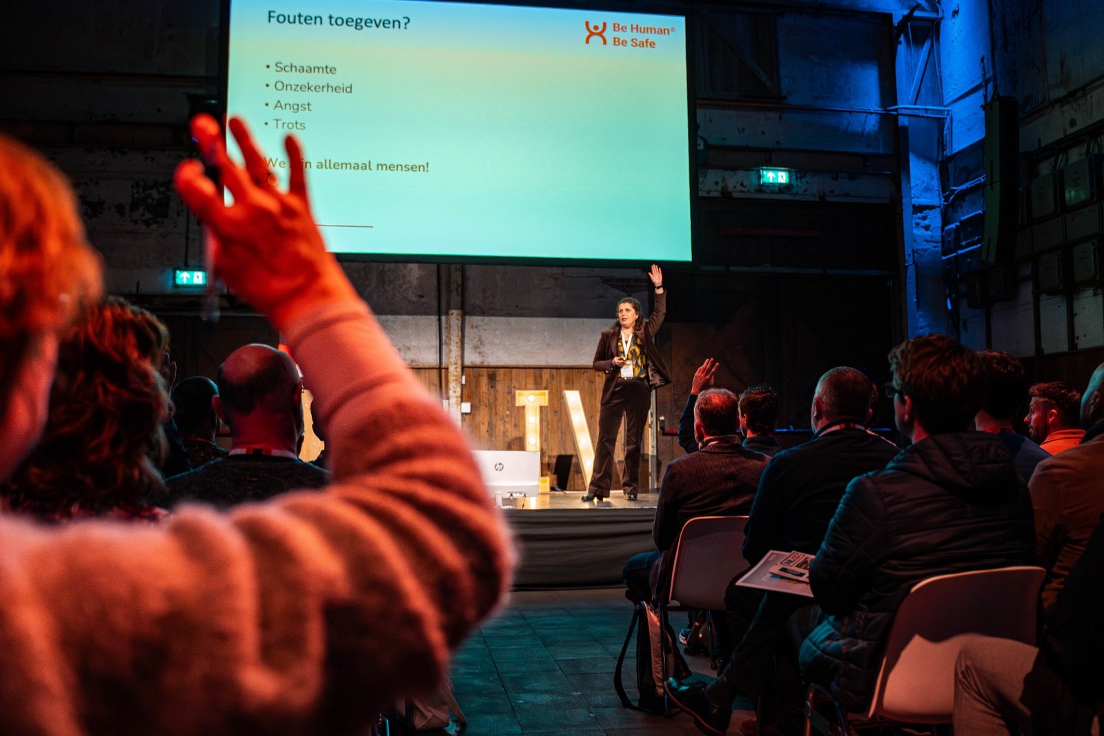 Marieke Bleyenbergh presenting at a live event